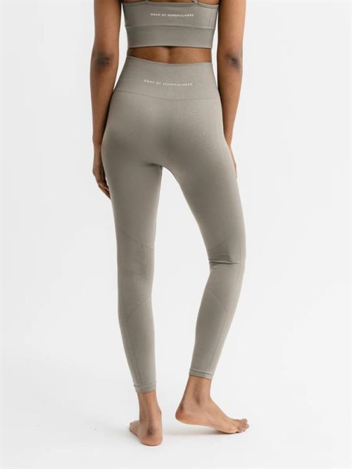 Salvie grønne seamless leggings fra Drop of Mindfulness