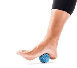 Blå trænings og massage bold til fødder